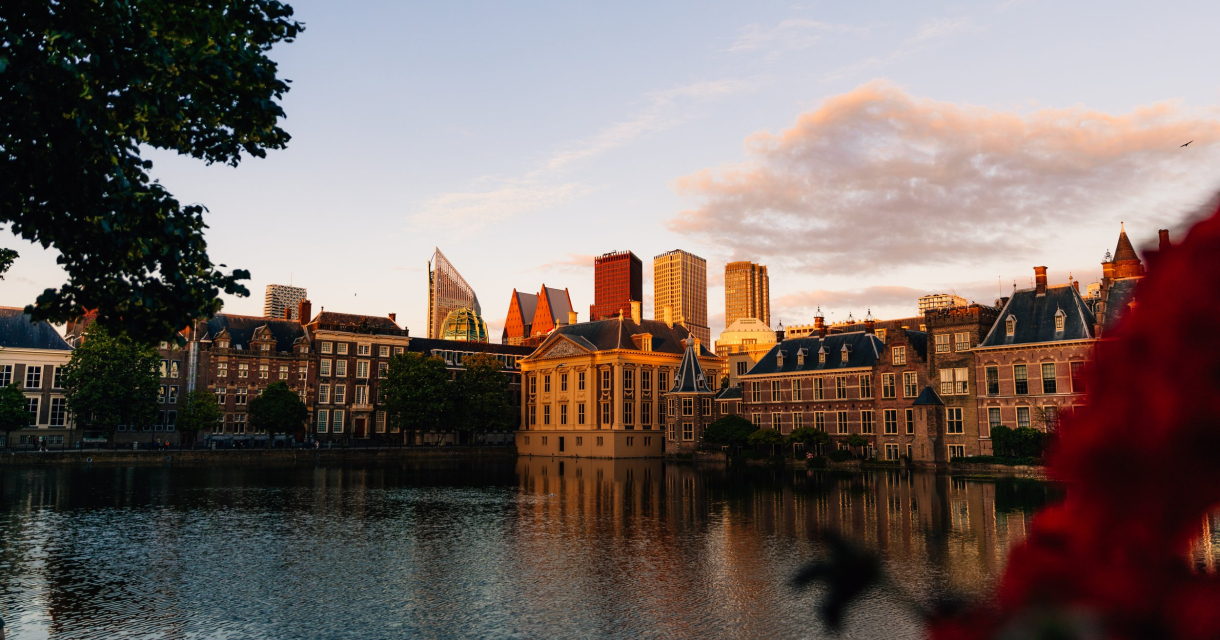 nz0a8893.Uitzicht op de Hofvijver in Den Haag bij zonsondergang, met historische gebouwen en de moderne skyline op de achtergrond. nz0a8893.Uitzicht op de Hofvijver in Den Haag bij zonsondergang, met historische gebouwen en de moderne skyline op de achtergrond.