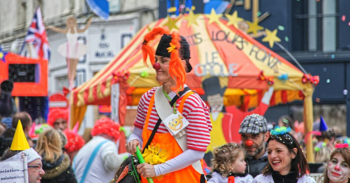 Clown op kleurrijk carnavalsfeest in de stad Clown op kleurrijk carnavalsfeest in de stad