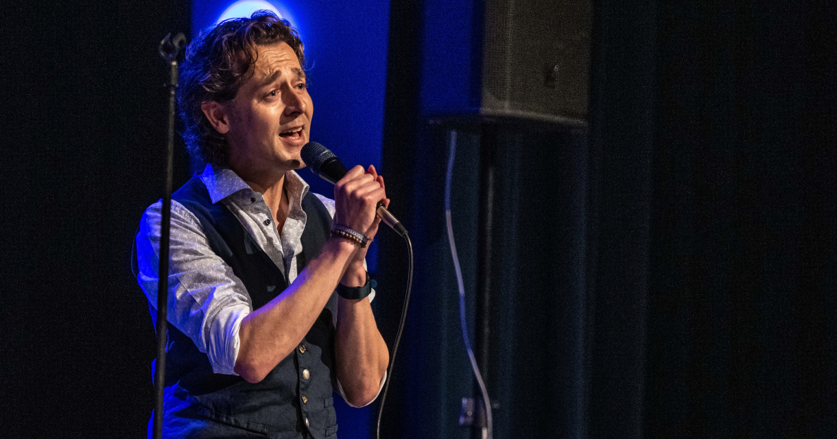 Zanger Remco van de Weerdt zingt op theaterpodium