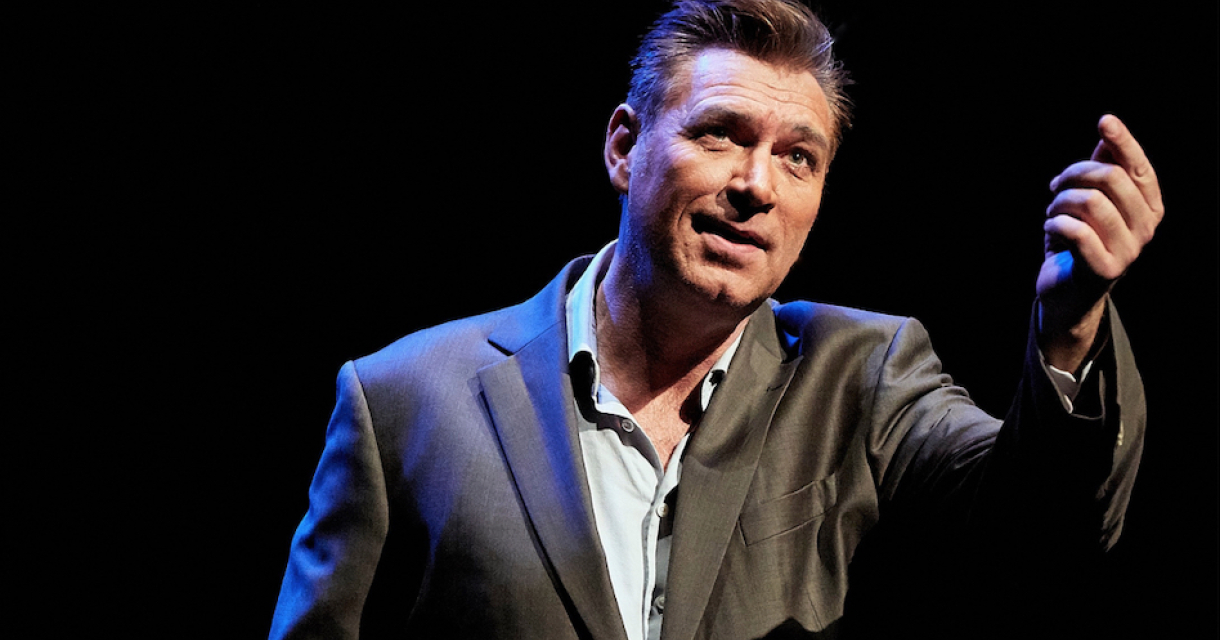 Sjaak Bral tijdens zijn voorstelling: Laten we d’r maar om lachen. Sjaak Bral tijdens zijn voorstelling: Laten we d’r maar om lachen.