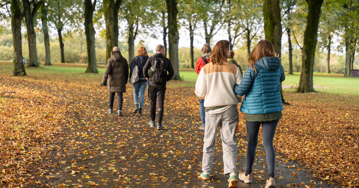 Mensen die lopen in het bos tijdens de herfst
