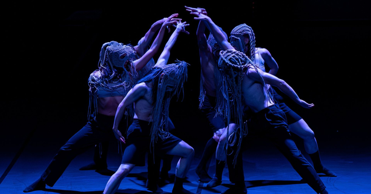 Dansers met maskers in expressieve choreografie Dansers met maskers in expressieve choreografie