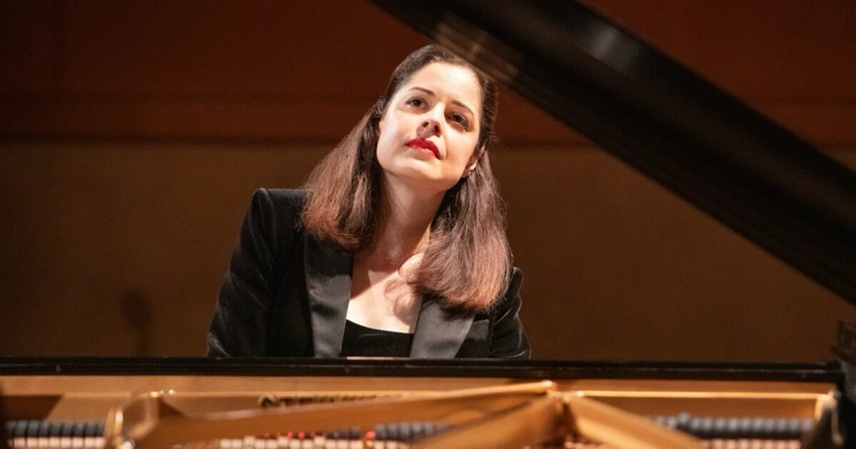 Meesterpianiste Zlata Chochieva achter de piano. Meesterpianiste Zlata Chochieva achter de piano.