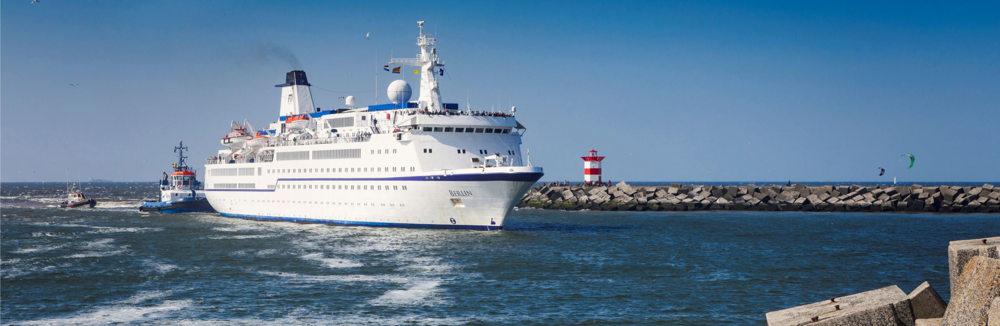 Cruiseboot die binnenvaart in de haven van Scheveningen