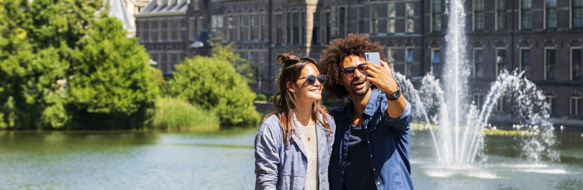 Stel maakt selfie bij de Hofvijver