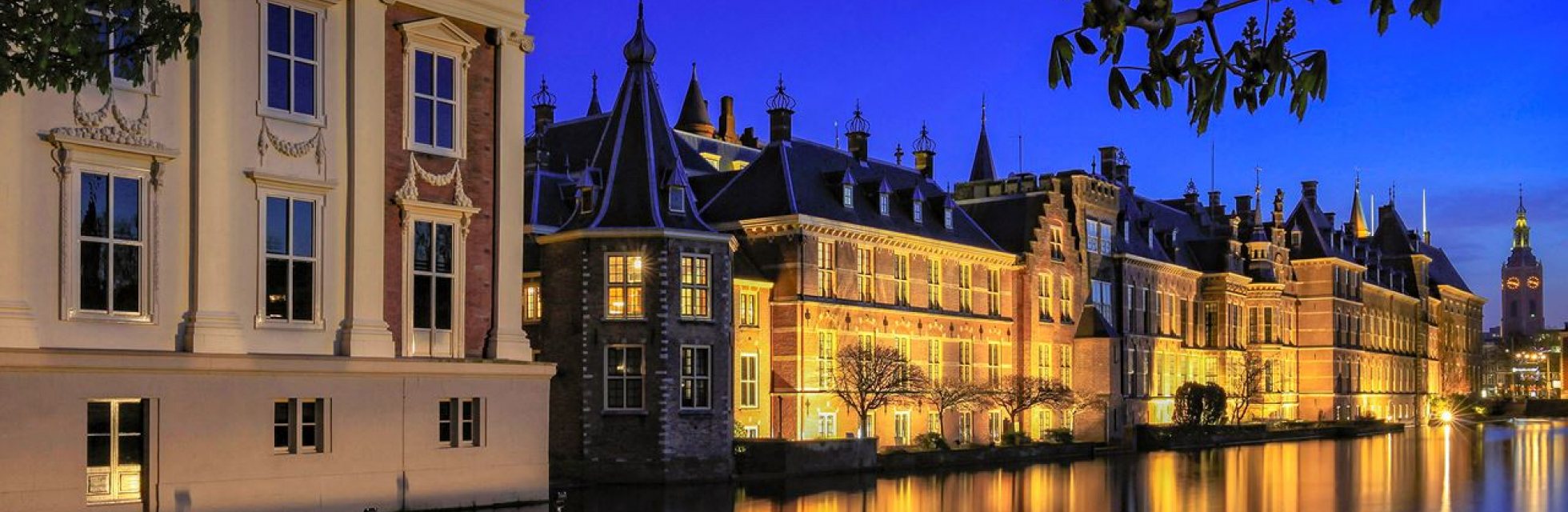 Mauritshuis en Binnenhof aan de hofvijver bij nacht