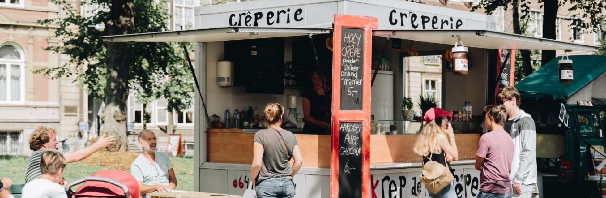 Foodtruck met crepes op het schelpenpad langs de Hofvijver.