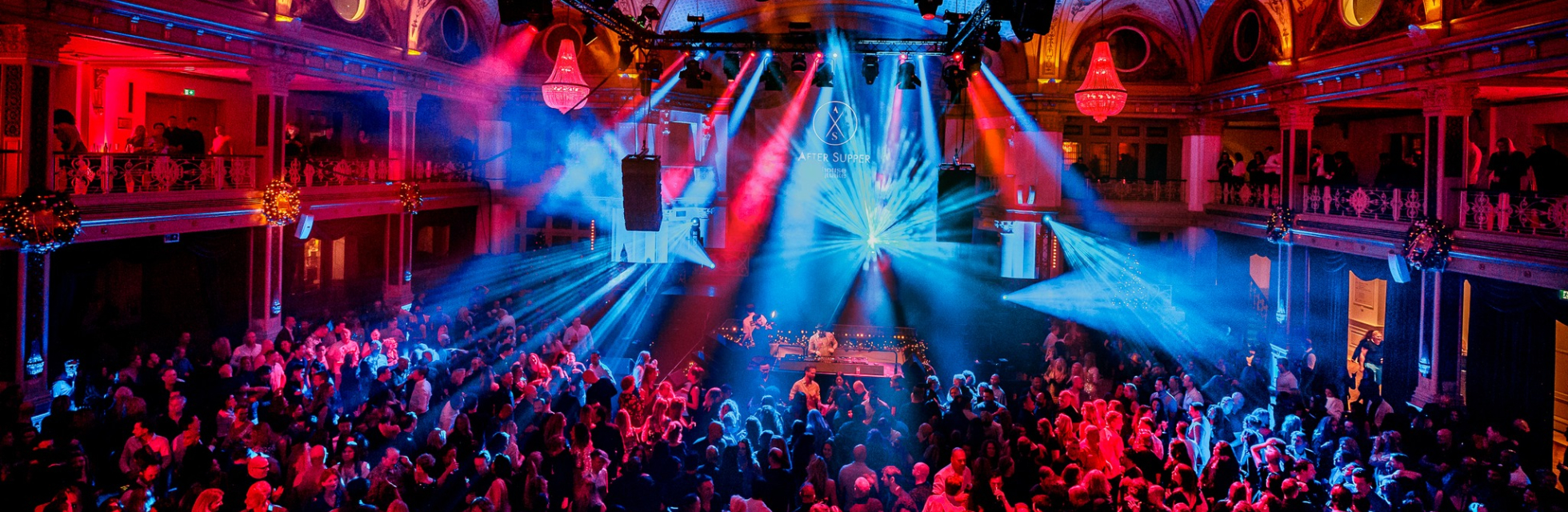 Feestende mensen in het Kurhaus 