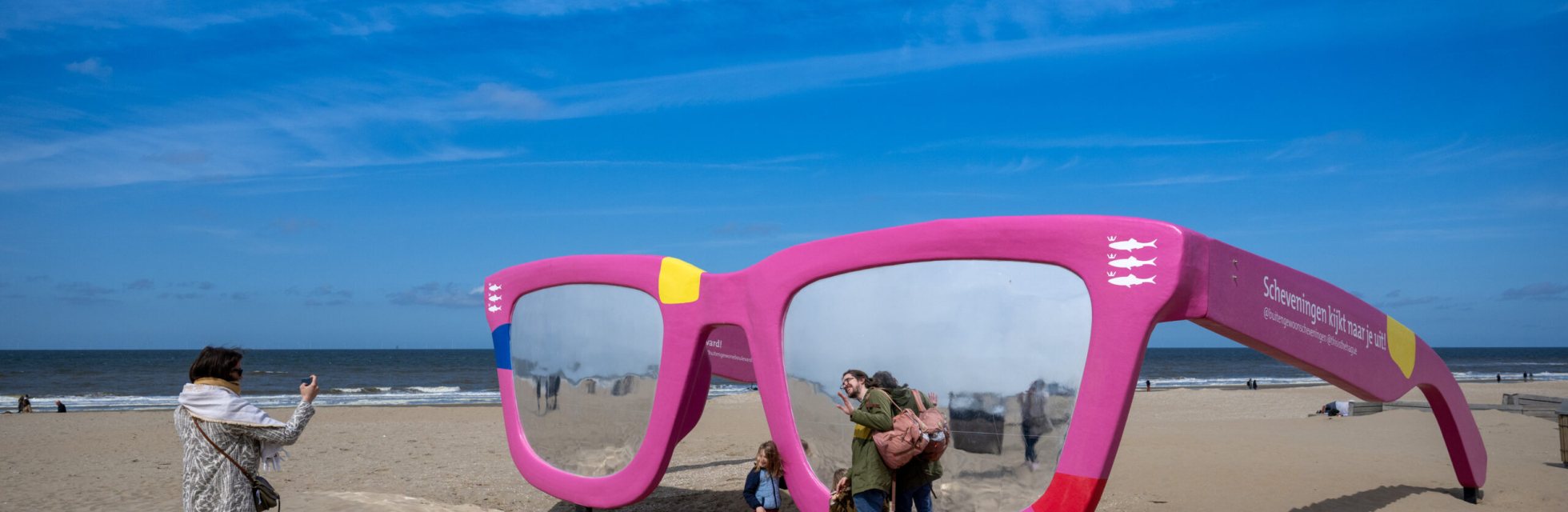 Ook dit jaar strijkt de Grote Zonnebril op het strand van Scheveningen (c) Arnaud Roelofsz 