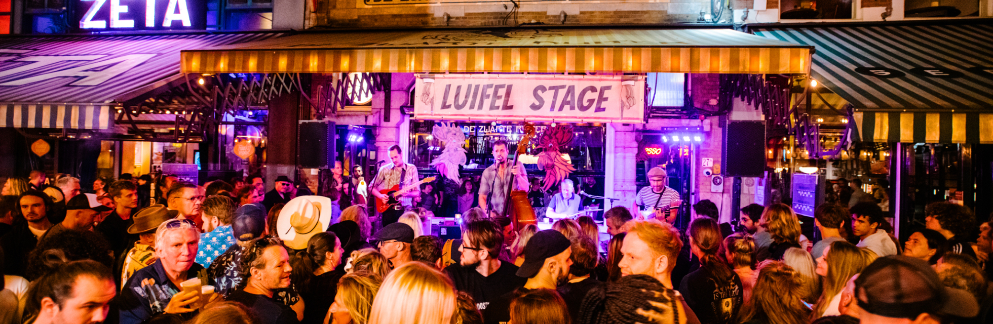 Publiek voor de Luifelstage met muziek van een band (c) Parcifal Werkman