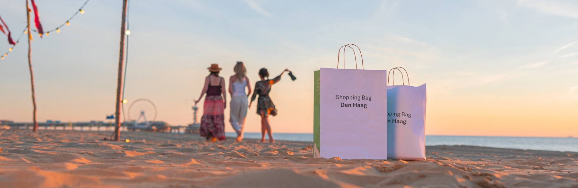 Vrouwen op het strand die zojuist hebben geshopt