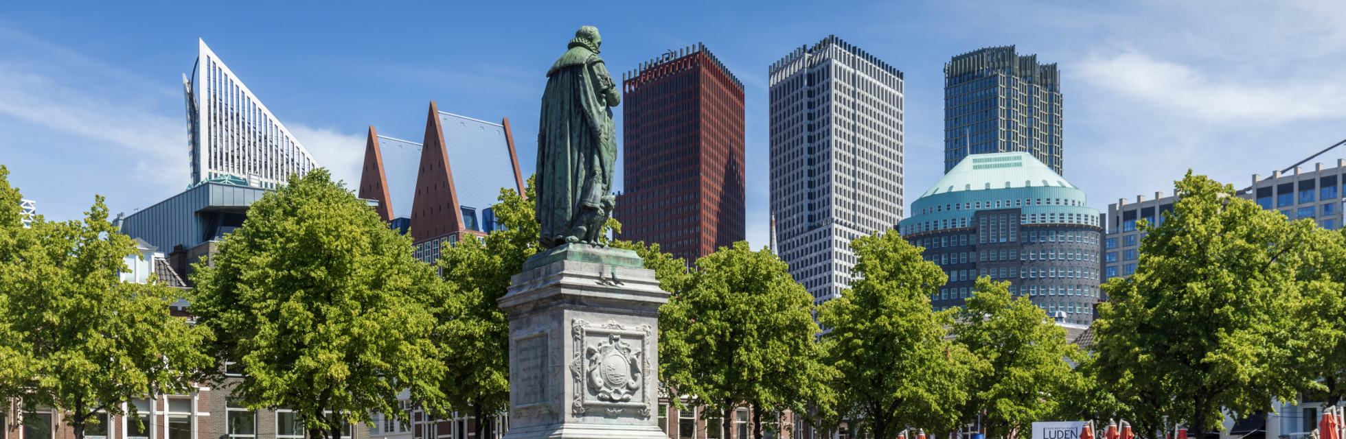 Standbeeld Willem van Oranje op het Plein met de Skyline van Den Haag
