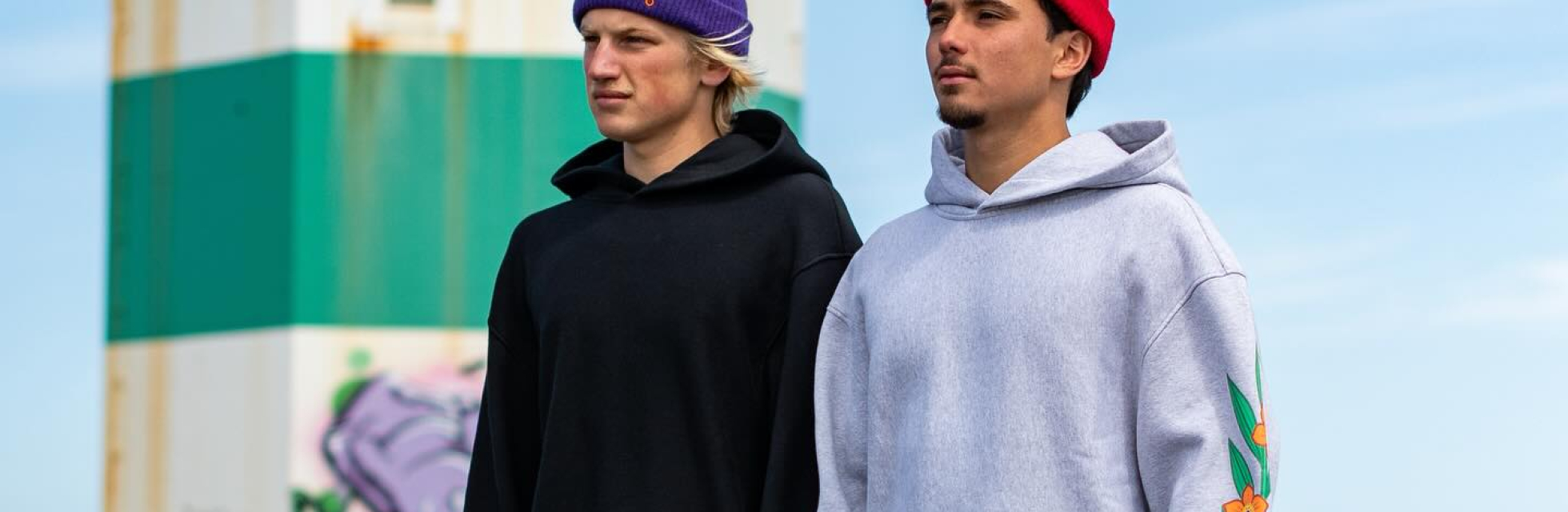 Twee jongens op het havenhoofd