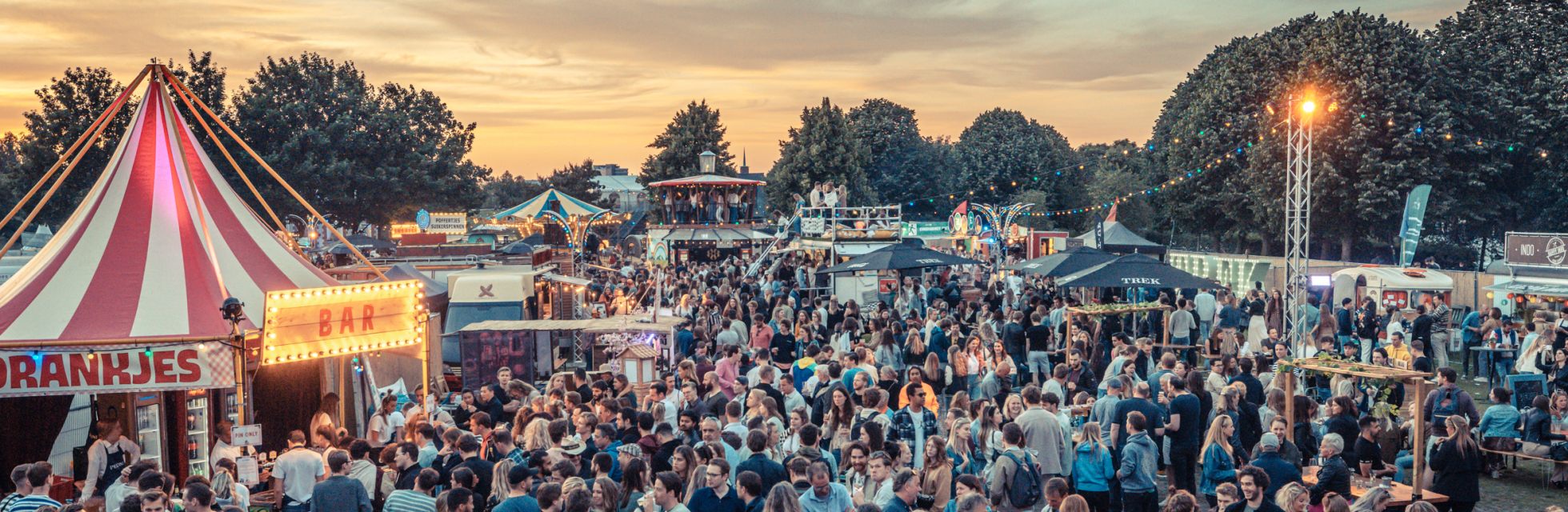Foto vanaf bovenaf, mensen op festivalterrein Trek - Peter Lodder Fotografie