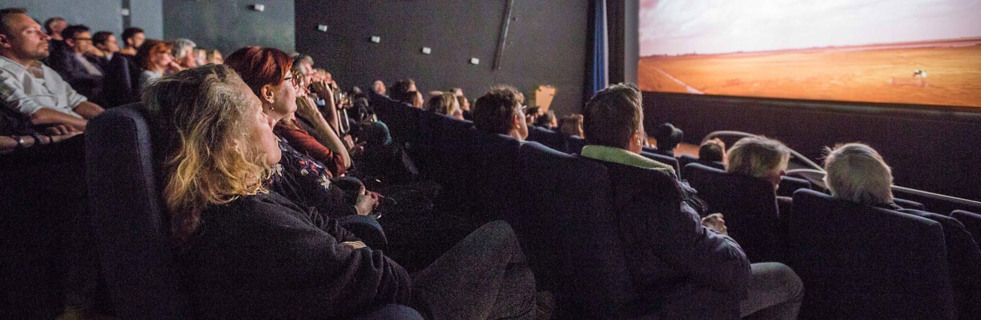 Mensen kijkend naar een film (c) Haagse Schatten