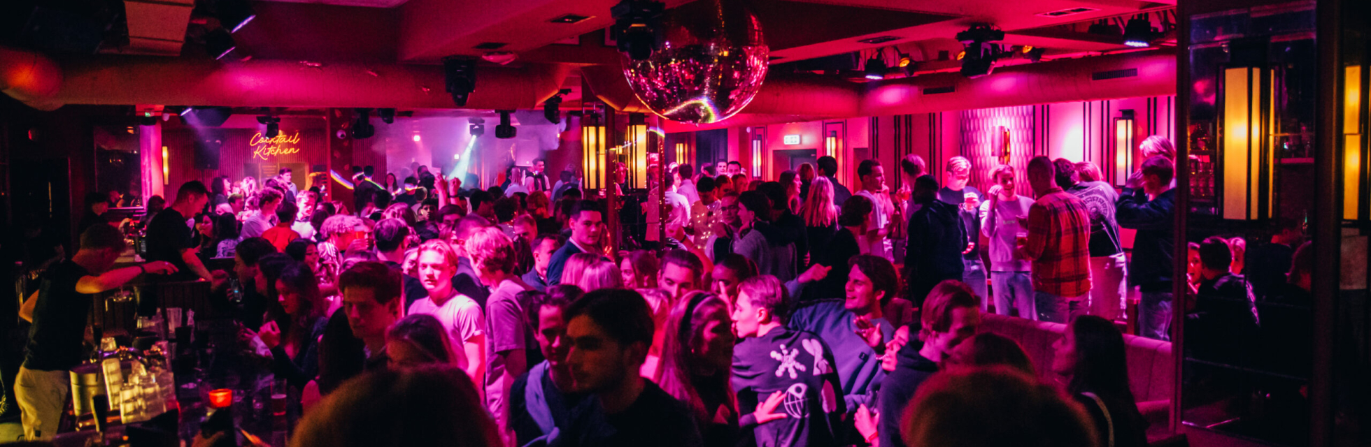 Mensen dansend in een club 