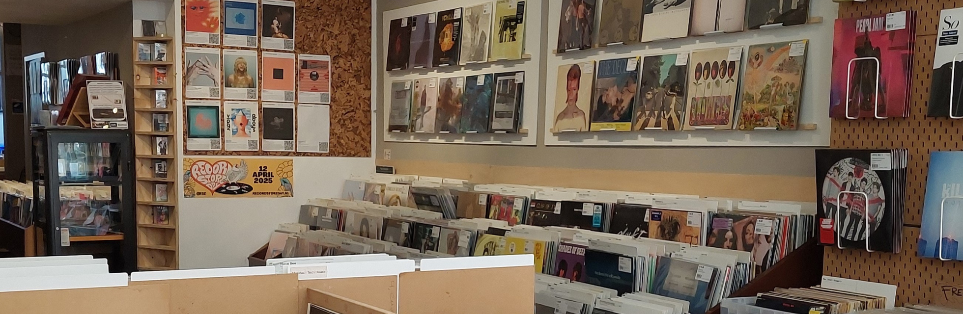 Platenzaak 3345 interieur met platenbakken en aan de wand rekken met lp's.