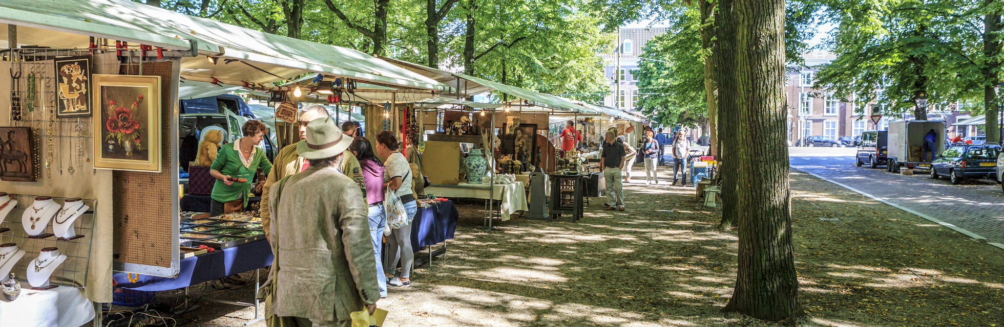 De Antiek- en boekenmarkt op het Lange Voorhout in Den Haag