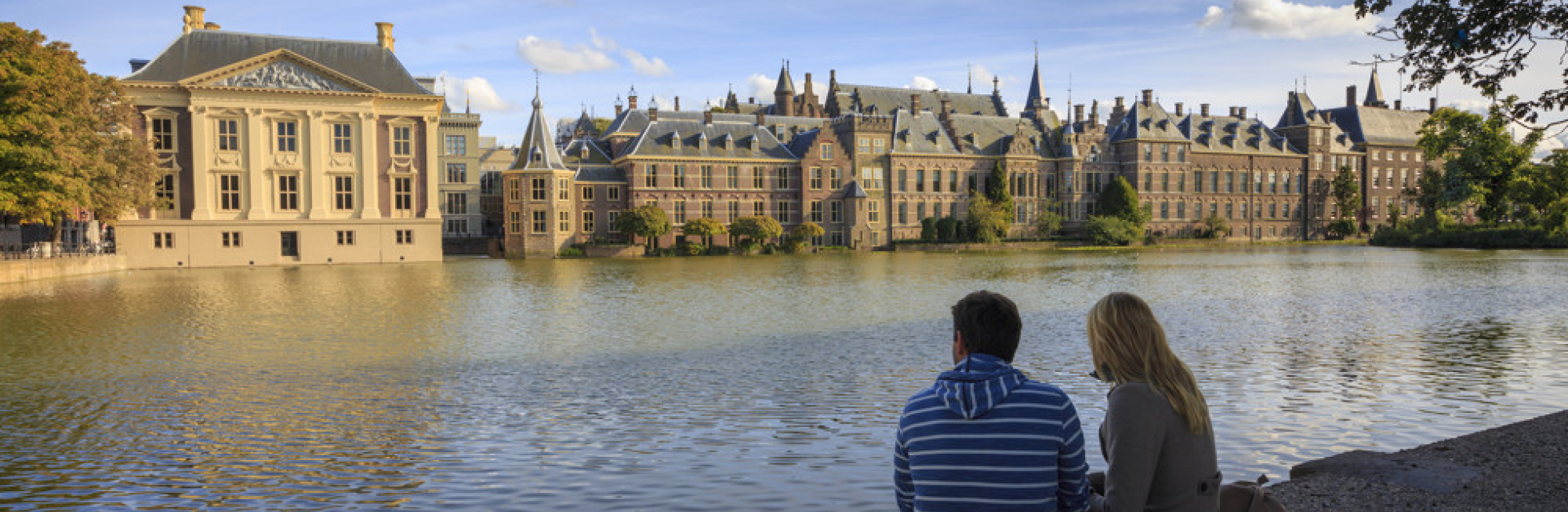 Twee mensen aan de rand van de Hofvijver 