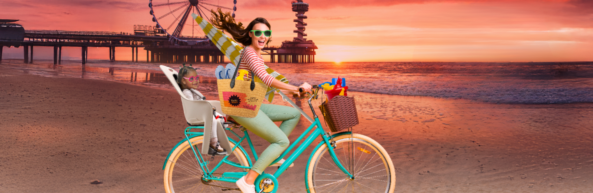 Fictief beeld van een vrouw op een fiets op het strand in Scheveningen en een kindje achterop