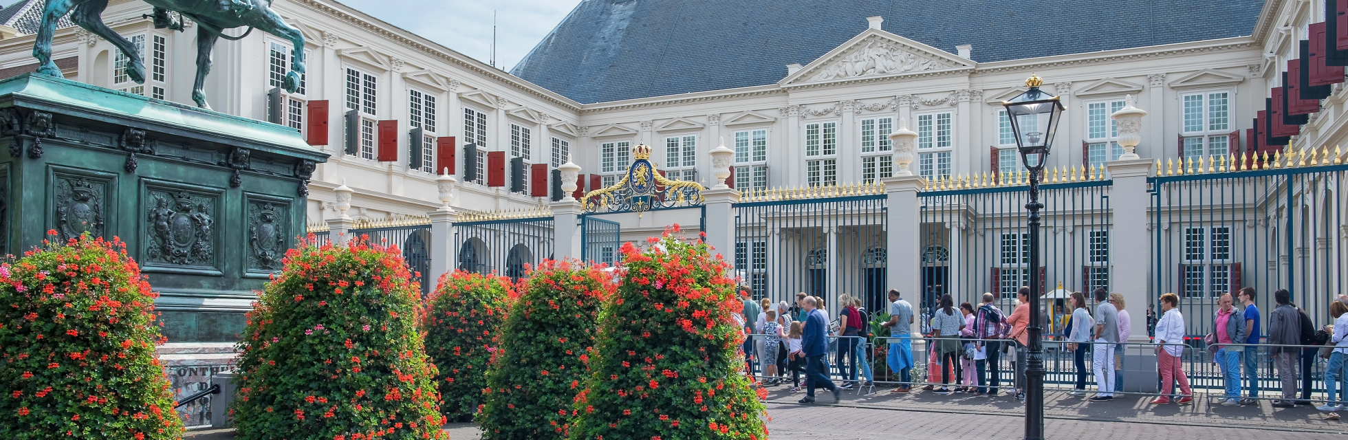 Bezoekers staan in de rij voor Paleis Noordeinde in Den Haag