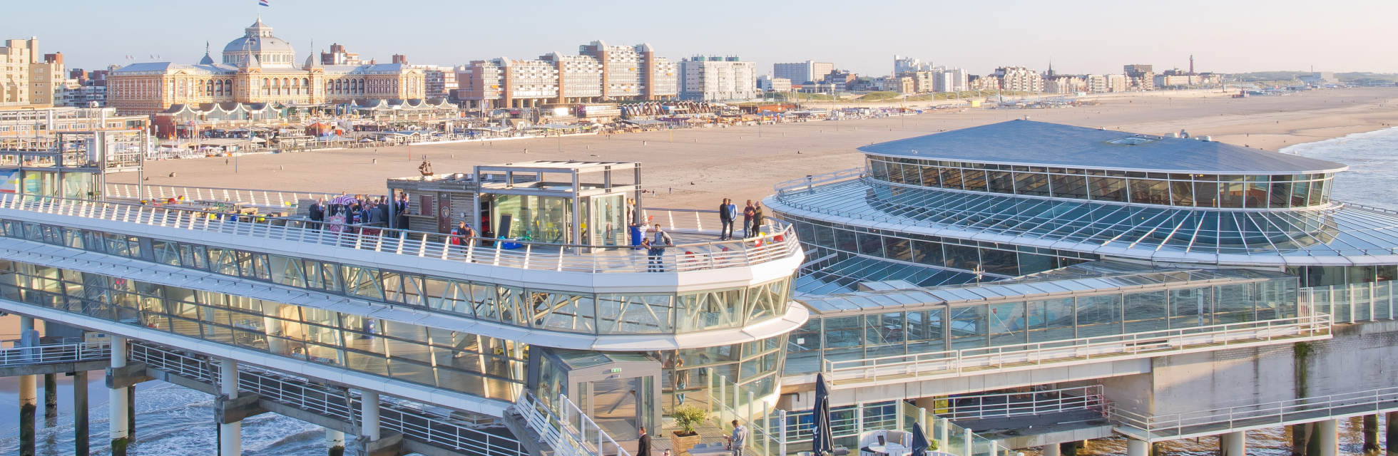 Uitzicht op de Pier en strand van Scheveningen vanaf de Noordzee