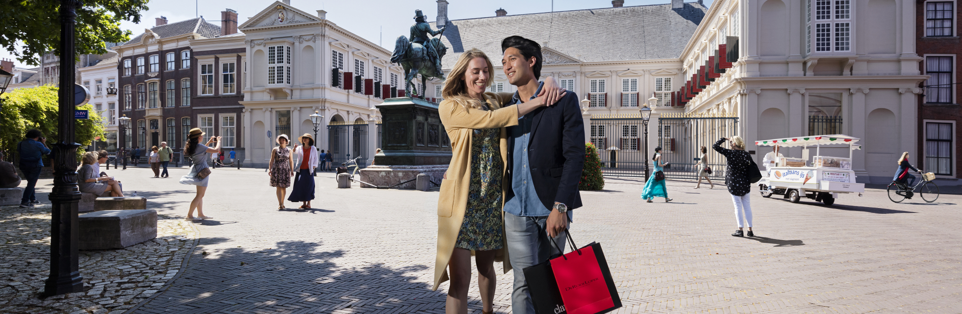 Stel shoppend in het Museumkwartier Den Haag en foto van royal shoppen in Den Haag