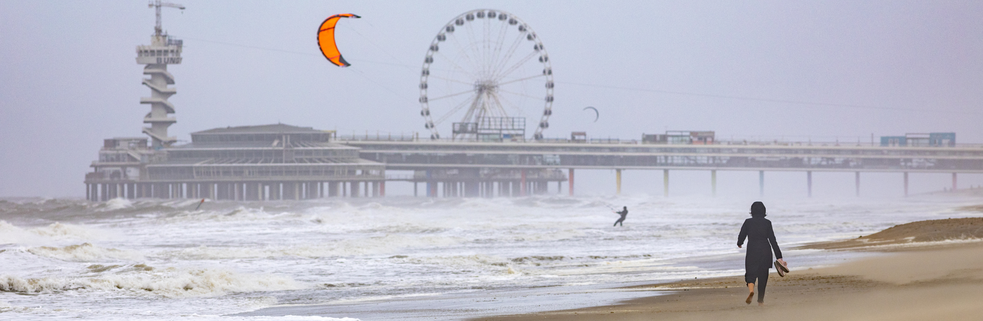 Pier van Scheveningen met het reuzenrad op een regenachtige dag.