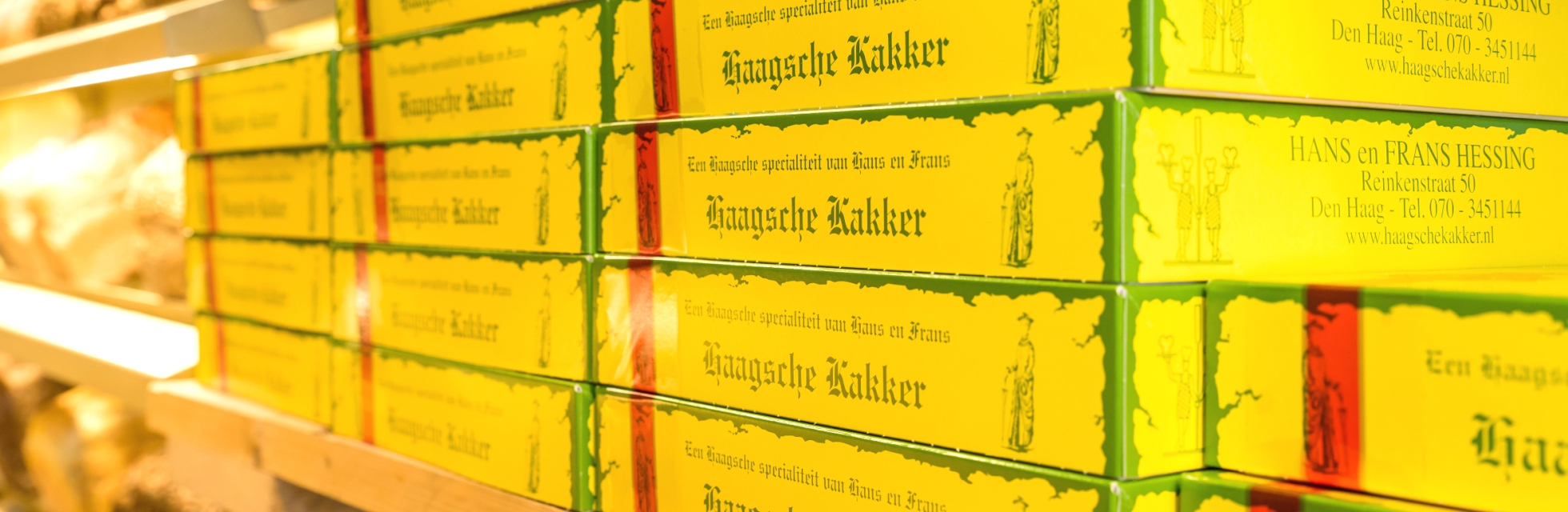 Haagse BGroen/ gele dozen gevuld met de Haagse Kakker bij bakkerij Hessing