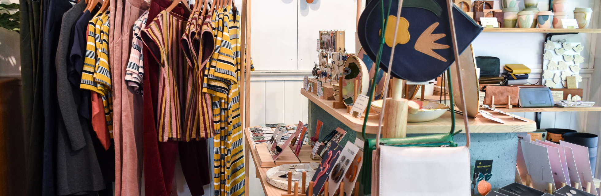 Cadeauwinkel met een divers aanbod van kleding en interieur accessoires. 