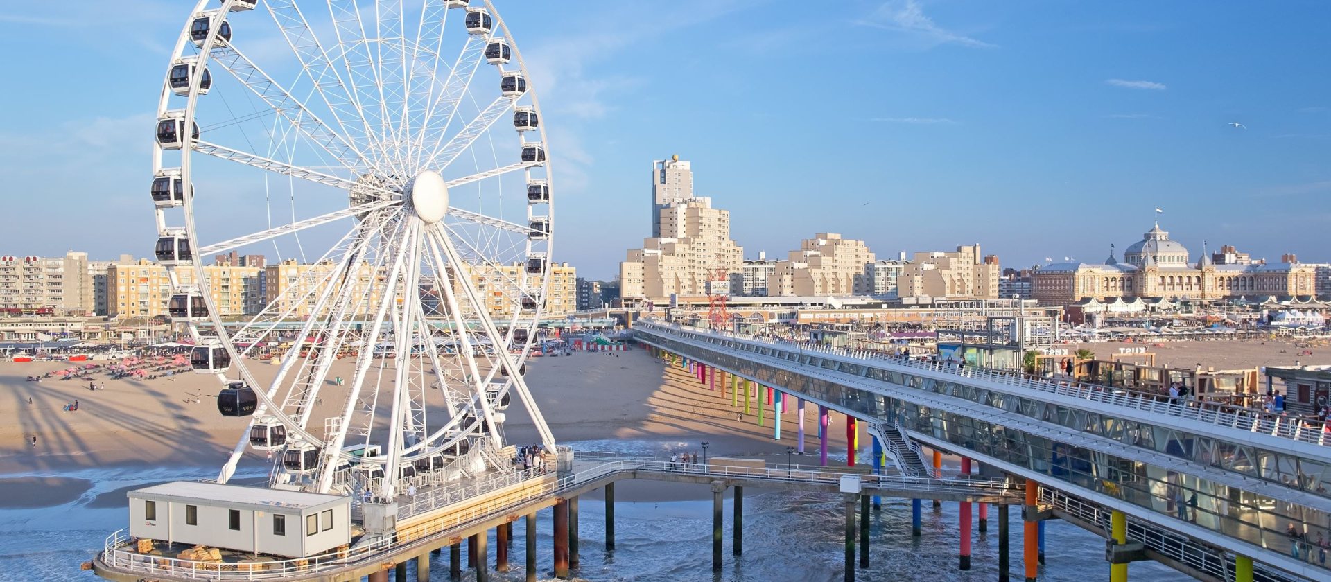 De Pier van Scheveningen met Den Haag op de achtergond De Pier van Scheveningen met Den Haag op de achtergond