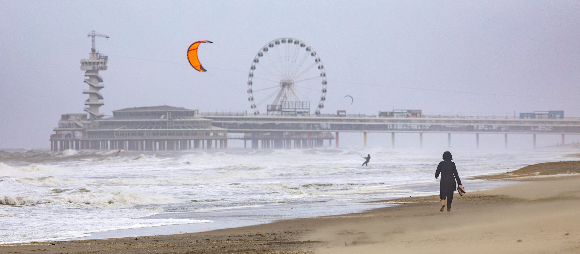 Pier van Scheveningen met het reuzenrad op een regenachtige dag.