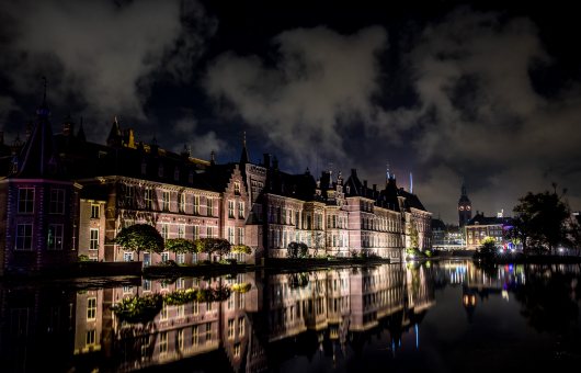 De Hofvijver en het Binnenhof in de avond