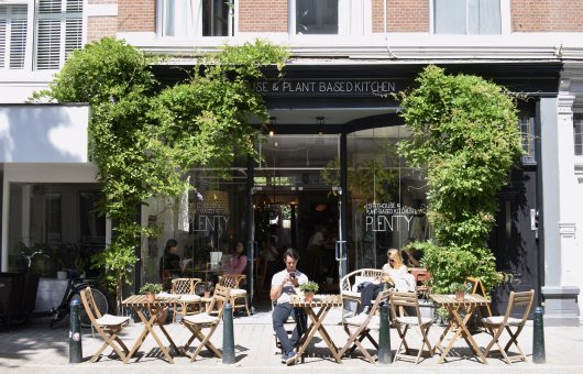 Plenty in de Piet Heinstraat in Zeeheldenkwartier in Den Haag