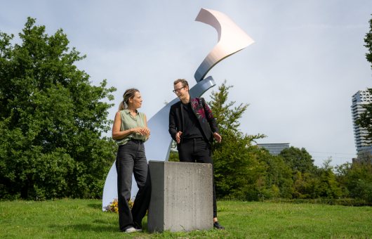 Splinter Chabot en Tamara Bok voor het homomonument in Den Haag