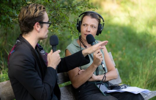 Tamara Bok spreekt met Splinter Chabot voor de derde podcast aflevering Den Haag, Stad van Vrede en Recht