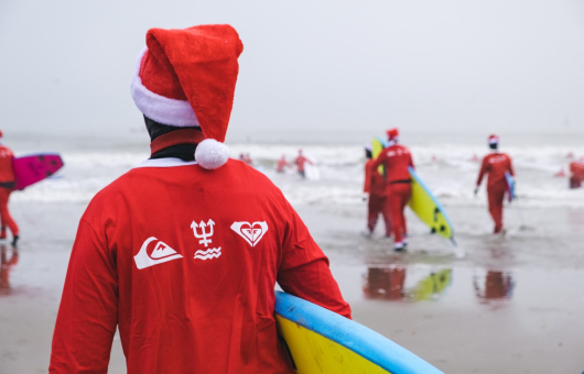 Honderden surfers die verkleed zijn als de kerstman zullen op zaterdag 16 december de koude Noordzee trotseren bij Hart Beach Quiksilver surfschool tijdens het internationaal bekende Surfin’ Santas (c) Wouter de Wolf