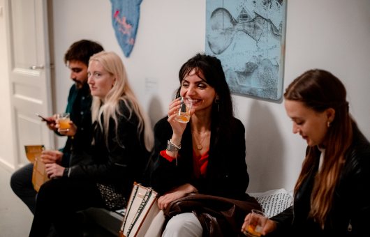 Bezoekers drinken een drankje tijdens Museumnacht (c) Abe Jonker 