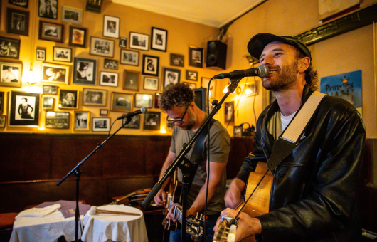 Muzikanten spelen gitaar in een café 
