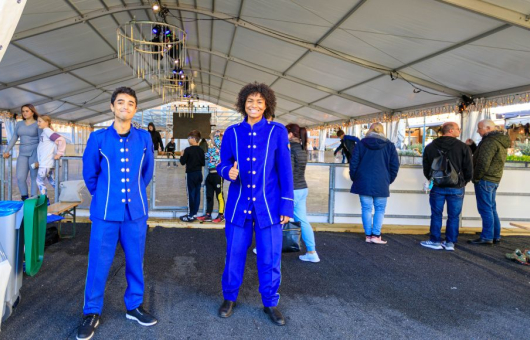 Jongens in decoratieve pakken voor winterseizoen bij Schaatsbaan in Scheveningen