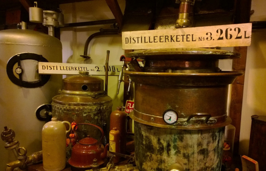 Origenele ketels van de distileerderij Van kleef