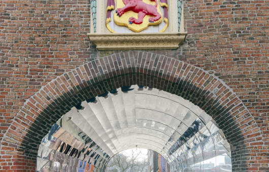 Spiegels rondom de gevangenpoort