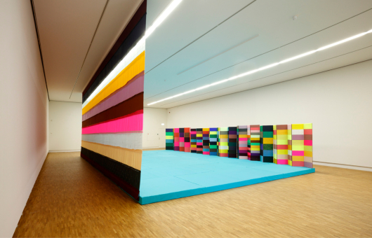 Kleurrijk kunstwerk met grote vlakken en wanden in het GEM in Den Haag