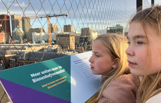 Twee meisjes die het uitzicht over Den Haag bewonderen vanaf het Uitzichtpunt Binnenhof.