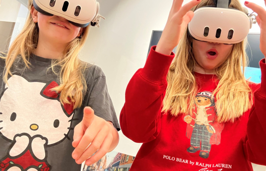 Twee kinderen die met een VR bril op.