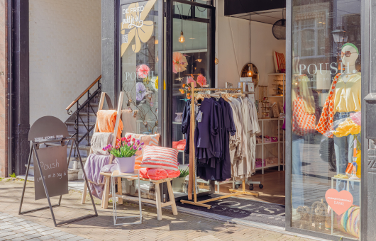 Etalage Poush store met fel gekleurde accessoires in de etalage