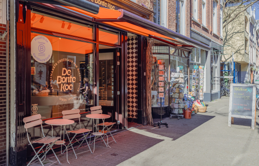 Een etalage van de Bontekoe, een chocoladewinkel op de Piet Heinstraat in Den Haag