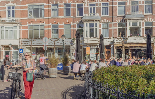 Druk terras op het Regentesseplein in Den Haag