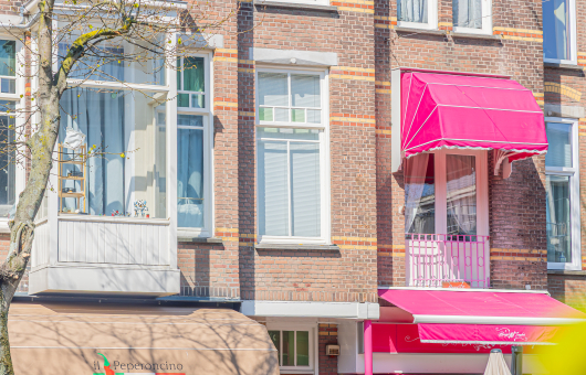 Kleurrijke markiezen op de Frederik Henkdriklaan