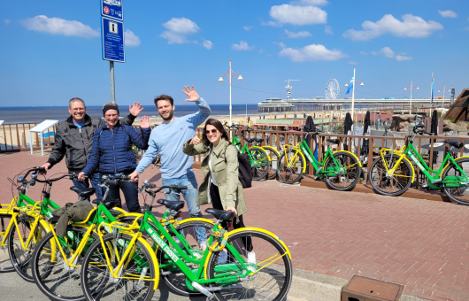 Groep fietsers bij de boulevard van Scheveningen